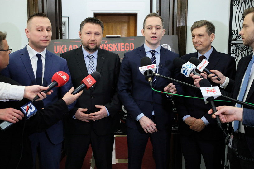 Politycy PO-KO: Marcin Kierwiński, Cezary Tomczyk, Mariusz Witczak i Krzysztof Brejza podczas konferencji prasowej poświęconej tablicy przedstawiającej tzw. Układ Kaczyńskiego /Leszek Szymański /PAP