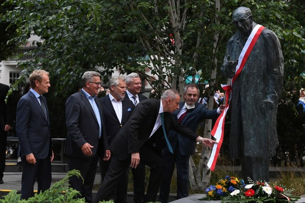 Politycy podczas ceremonii odsłonięcia pomnika / 	Adam Warżawa    /PAP