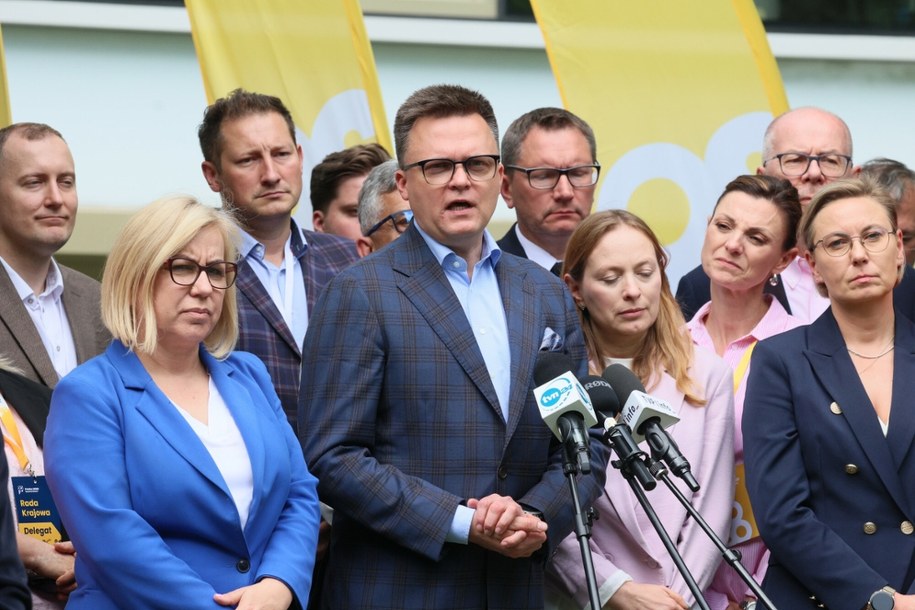 Politycy Polski 2050. W środku Szymon Hołownia, z lewej Paulina Hennig-Kloska /Paweł Wodzyński /East News