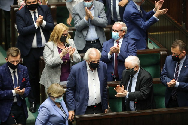 Politycy Prawa i Sprawiedliwości, wśród nich: prezes Jarosław Kaczyński, w Sejmie /Wojciech Olkuśnik /PAP