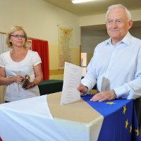 Szef SLD Leszek Miller z żoną Aleksandrą głosują w wyborach do Parlamentu Europejskiego, w lokalu wyborczym w Warszawie