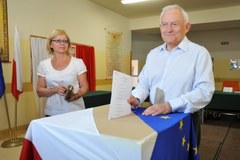 Politycy w blasku fleszy głosują w wyborach do PE