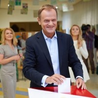 Premier Donald Tusk z rodziną, głosują w wyborach do Parlamentu Europejskiego, w lokalu wyborczym w Sopocie
