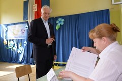 Politycy w blasku fleszy głosują w wyborach do PE