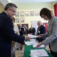 Prezydent RP Bronisław Komorowski głosuje w wyborach do Parlamentu Europejskiego, w lokalu wyborczym w Warszawie