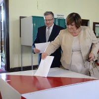 Prezydent Bronisław Komorowski z małżonką Anną głosują w wyborach do Parlamentu Europejskiego, w lokalu wyborczym w Warszawie