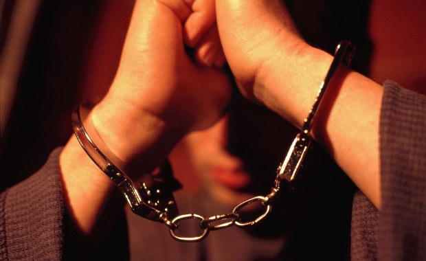 Polityczna przepychanka wokół polskiego kryminalisty we Francji