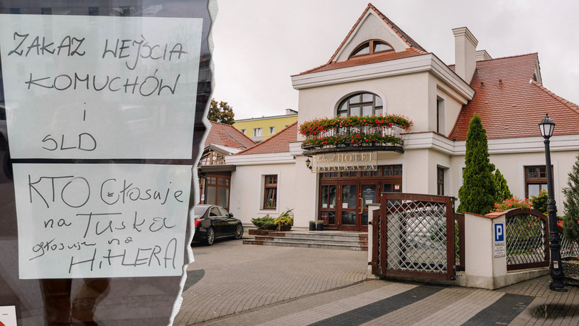 Polityczny komentarz na drzwiach hotelu w Koninie /Hotel Pałacyk/Spotted 2 Konin /facebook.com