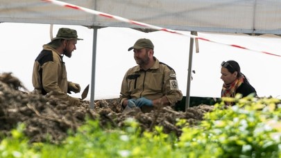 "Polityczny przełom". Minister podsumowała ekshumacje w Puźnikach