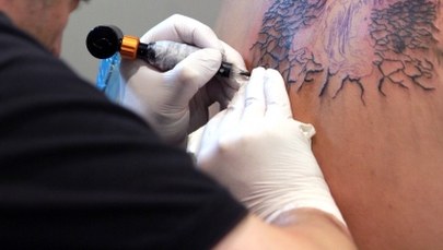 Polityk trafi do więzienia. Wytatuował sobie kontury obozu koncentracyjnego 