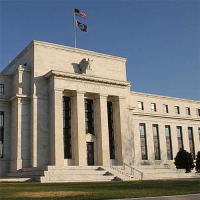 Polityka monetarna Fed pozostanie luźna, co będzie wpływać niekorzystnie na kurs dolara /AFP