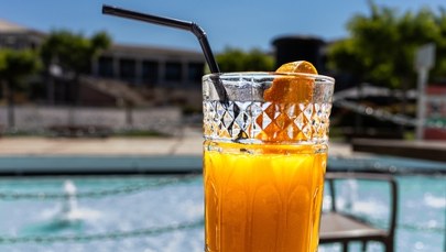 Polizał słomkę z dystrybutora. Grożą mu dwa lata więzienia