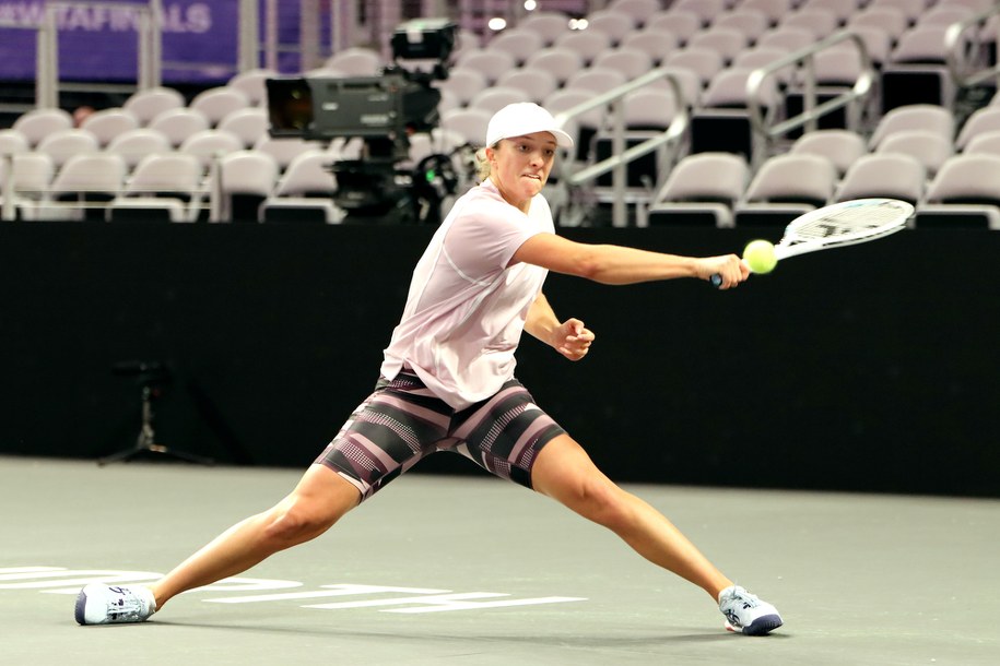 Polka Iga Świątek podczas treningu przed turniejem WTA Finals w Fort Worth /Marcin Cholewiński /PAP