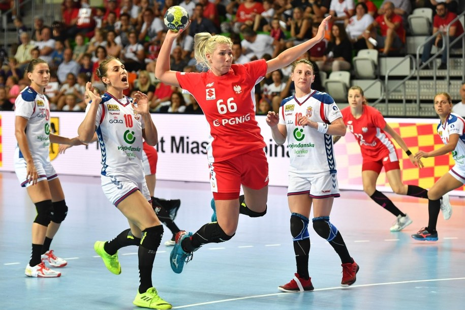 Polka Joanna Szarawaga podczas meczu eliminacyjnego mistrzostw świata piłkarek ręcznych z Serbią / 	Maciej Kulczyński    /