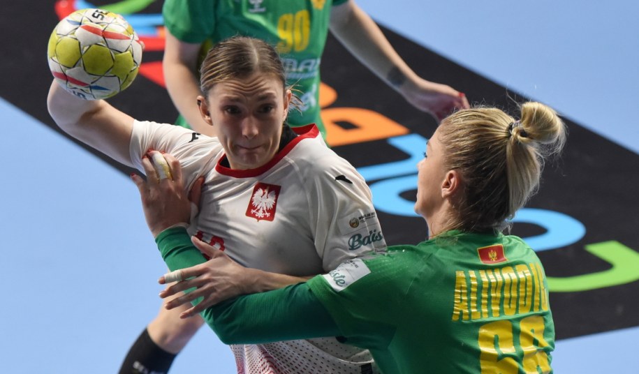 Polka Karolina Kochaniak-Sala (L) w starciu z Czarnogórką Emą Alivodić (P) /BORIS PEJOVIC /PAP/EPA