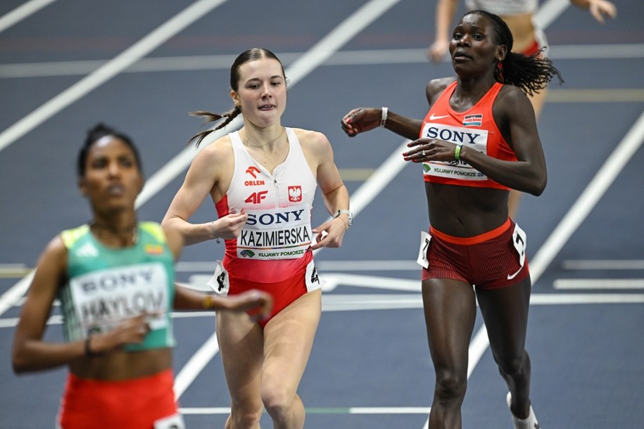 Polka Klaudia Kazimierska i Kenijka Susan Ejore podczas biegu eliminacyjnego na 1500m kobiet /Radek Pietruszka /PAP