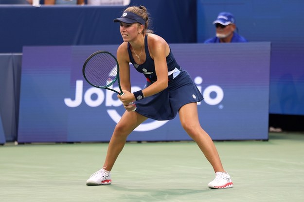 Polka Magdalena Fręch w meczu z Chinką Qinwen Zheng podczas turnieju tenisistek WTA 1000 w Cincinnati. /Marcin Cholewiński /PAP