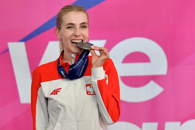 Polka Natalia Kochańska cieszy się ze srebrnego medalu podczas dekoracji medalistek strzelectwa w konkurencji karabin, trzy postawy /Sebastian Borowski /PAP