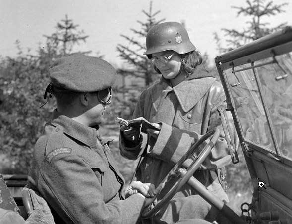 Polka w mundurze niemieckim sprawdza dokumenty przy wjeździe do Maczkowa (Haren) /Library and Archives of Canada /Wikimedia