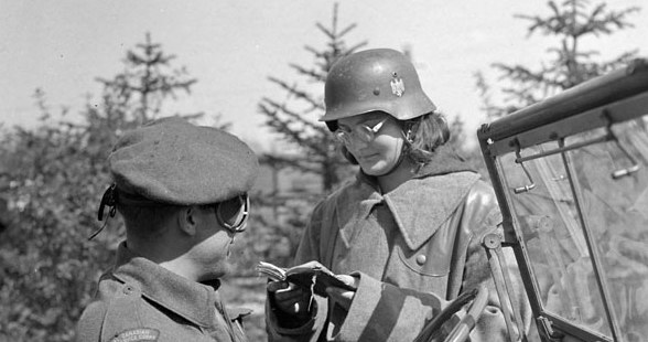Polka w mundurze niemieckim sprawdza dokumenty przy wjeździe do Maczkowa (Haren) /Library and Archives of Canada /Wikimedia