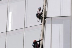 Polka z Greenpeace wspina się na wieżowiec Shard w Londynie