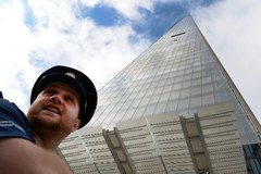 Polka z Greenpeace wspina się na wieżowiec Shard w Londynie