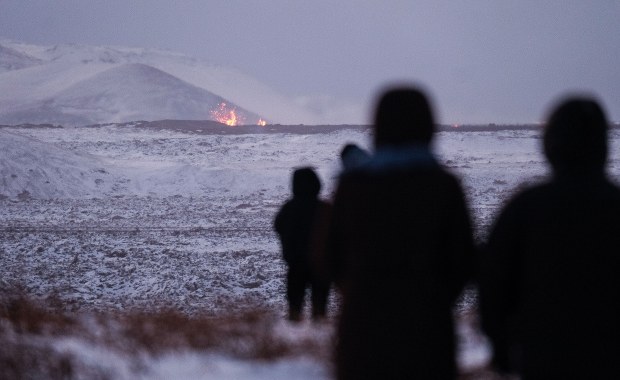 Polka z Islandii o erupcji wulkanu: Spektakularna. Teren jest zamknięty 