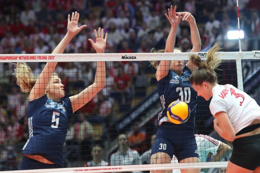 Polki Agnieszka Korneluk (L) i Olivia Różański (C) oraz Kiera Van Ryk (P) z Kanad /Roman Zawistowski /PAP