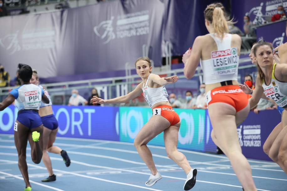Polki Aleksandra Gaworska i Joanna Lisiewicz w finale sztafety 4x400m kobiet na lekkoatletycznych halowych mistrzostwach Europy w Toruniu / 	Leszek Szymański    /PAP