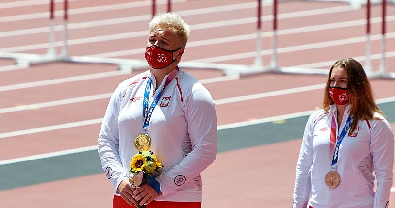 Polki Anita Włodarczyk (złoty medal - L) i Malwina Kopron (brązowy - P) w rzucie młotem na igrzyskach w Tokio /PAP