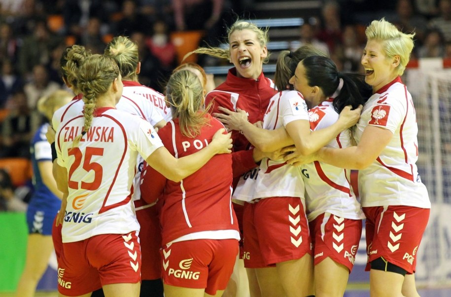 Polki cieszą się ze zwycięstwa nad Rosją /Aniko Kovacs /PAP/EPA