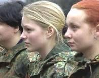 Polki, jak ich zagraniczne koleżanki, coraz chętniej garną się do służb mundurowych /AFP
