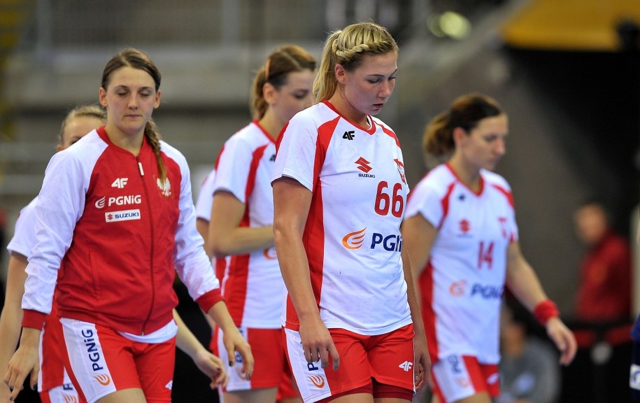 Polki Joanna Drabik (L) i Joanna Szarawaga (P) po meczu grupy B mistrzostw świata w piłce ręcznej z Norwegią /	PAP/Marcin Bielecki /PAP