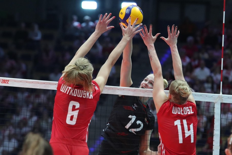 Polki Kamila Witkowska i Joanna Wołosz oraz Hanna Orthmann z Niemiec podczas meczu grupy F mistrzostw świata siatkarek w Łodzi, /Roman Zawistowski /PAP