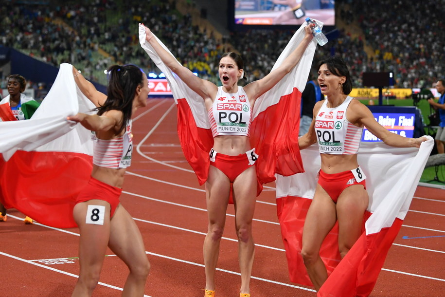 Polki po zdobyciu srebrnego medalu w sztafecie 4x100 m /Adam Warżawa /PAP