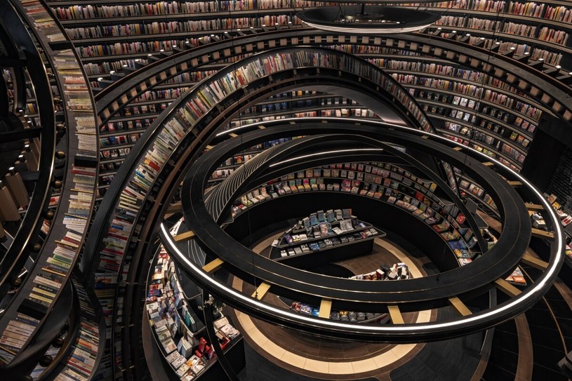 Półki w księgarni przypominają pierścienie planet, albo gigantyczny mechanizm instrumentu kosmicznego /x+living (http://www.xl-muse.com/) /materiały prasowe