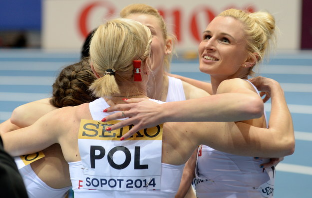 Polki (z prawej Małgorzata Holub) cieszą się z awansu do finału sztafety 4x400 m kobiet podczas halowych lekkoatletycznych mistrzostw świata w sopockiej Ergo Arenie /Bartłomiej Zborowski /PAP