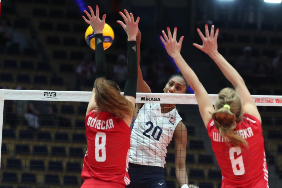 Polki Zuzanna Górecka (L) i Kamila Witkowska (P) oraz Danielle Cuttino (C) z USA /Roman Zawistowski /PAP