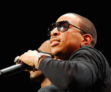 Połknął robaka w trakcie wywiadu. Zobacz!