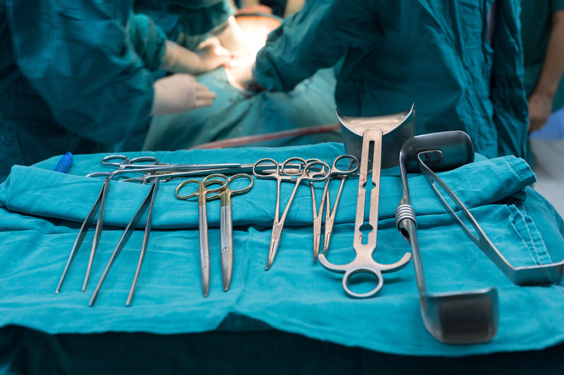 Połknięcie niebezpiecznych przedmiotów może skończyć się interwencją chirurgiczną /123RF/PICSEL