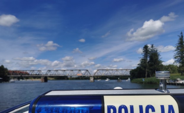 Półmetek wakacji nad jeziorami.  Jest coraz więcej zderzeń łódek