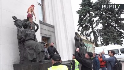 Półnaga aktywistka przed ukraińskim parlamentem. Czekała na posłów, ale zainterweniowali policjanci