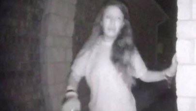 Półnaga kobieta zadzwoniła do drzwi w środku nocy. Policja podejrzewa, że szukała pomocy