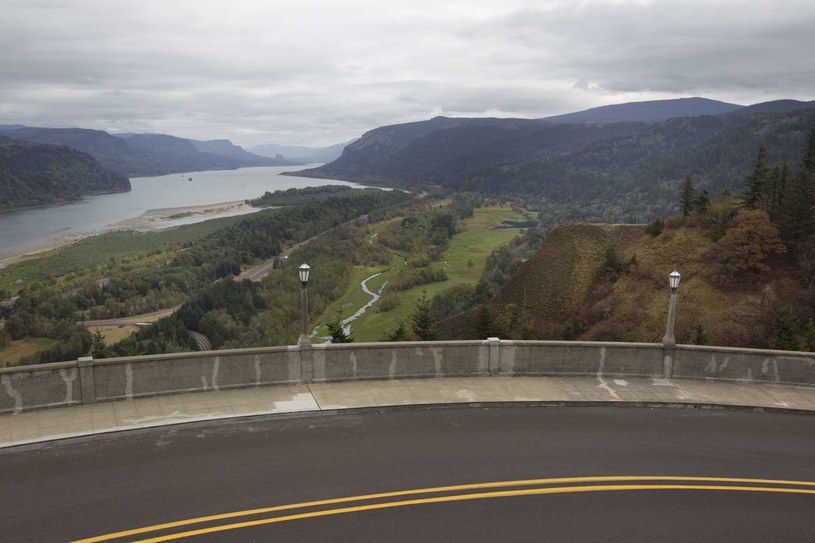 Północ stanu Oregon nad rzeką Columbia. Rtęć przybywa tu w chmurach i opada wraz z deszczem /AFP