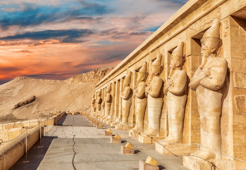 Północna fasada świątyni Hatszepsut w Luksorze w Egipcie. /123RF/PICSEL