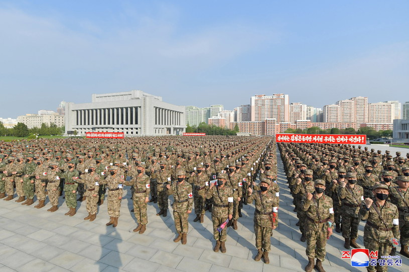 Północnokoreańscy żołnierze zgromadzili się w Pjongjangu, aby zobowiązać się do ukończenia misji dostarczania leków do aptek podczas narodowej kampanii przeciwepidemicznej /KCNA /PAP/EPA