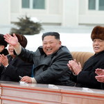 Północnokoreańska tv: Niepokój o zdrowie Kim Dzong Una. "Schudł, mieszkańcy są poruszeni do łez"