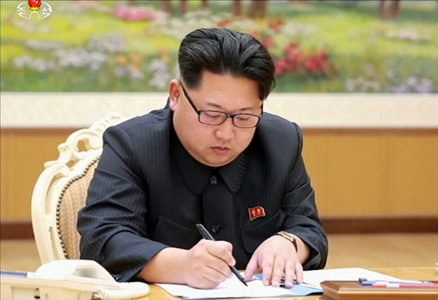 Północnokoreański dyktator Kim Dzong-Un podpisuje dokument dotyczący testów bomby wodorowej /AFP