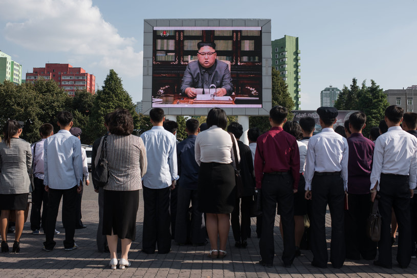 Północnokoreański dyktator Kim Dzong Un przemawia do Koreańczyków /ED Jones /AFP