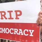 Polonia murem za PiS? Protest Polaków przed ambasadą w USA
